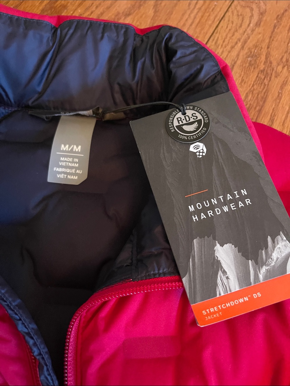 Mountain Hardwear Women's Red Jacket with Navy Blue Lining and Accents - Picture 3 of 5